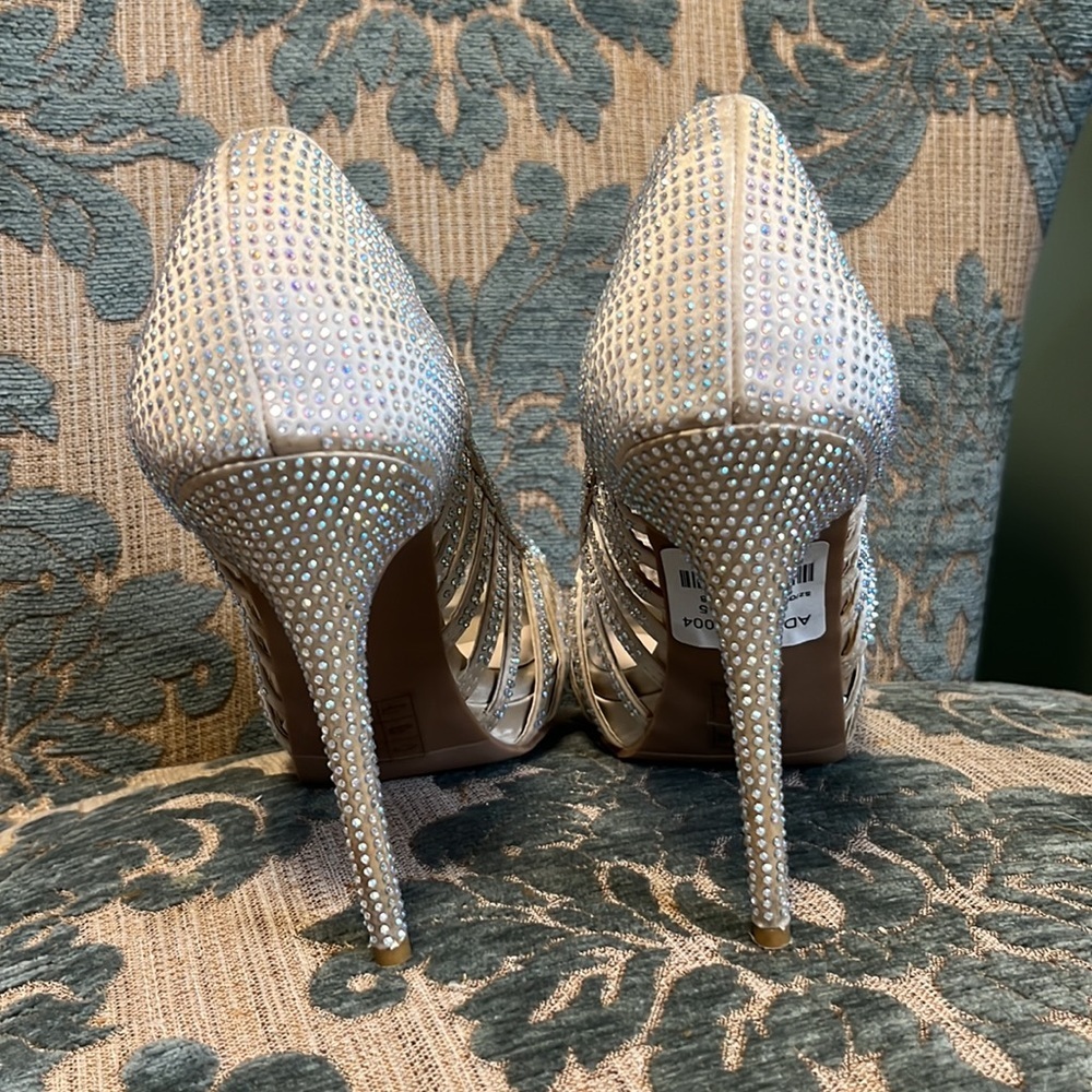LE Chateau size 7.5 ivory heels with crystals - Picture 5 of 7